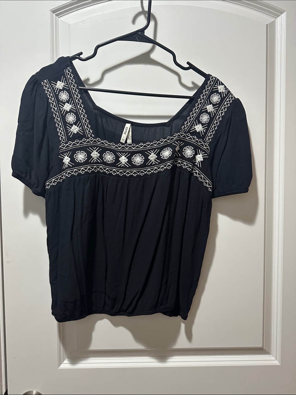 Mudd Black Short-Sleeve Embroidered Peasant Top